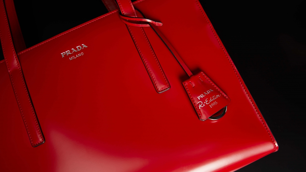 配備Prada Re Edition 1995年復刻版鑰匙圈作裝飾,高雅大方。