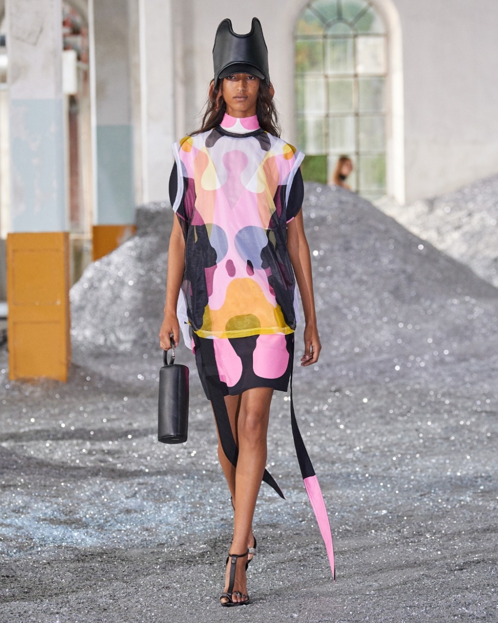 經典廓形重新解構，抽象暈眩般的印花喚起全新的氣息。