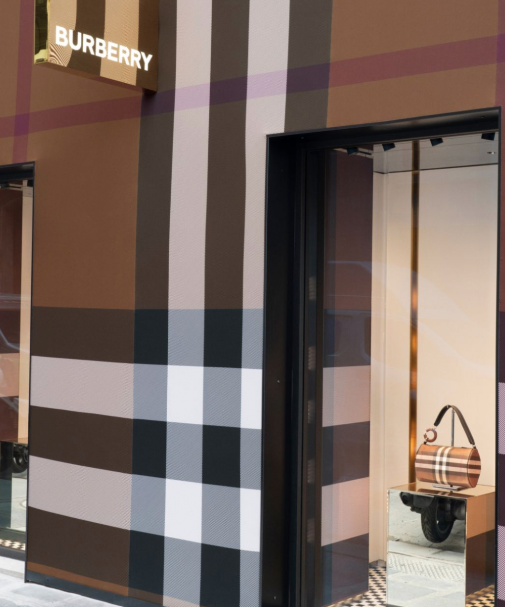 在巴黎街頭的英倫角落,抓住了來往行人的目光。