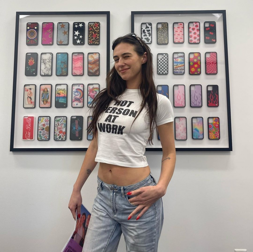 她在17歲時就與妹妹一起創立手機殼品牌。