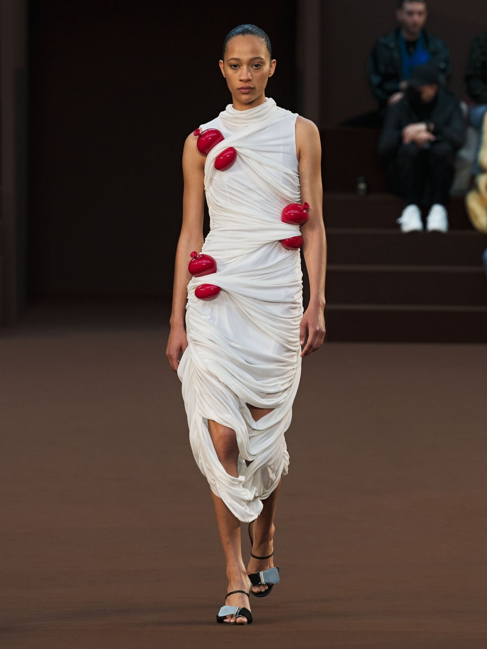 氣球擠在縫隙中的繃帶裙。