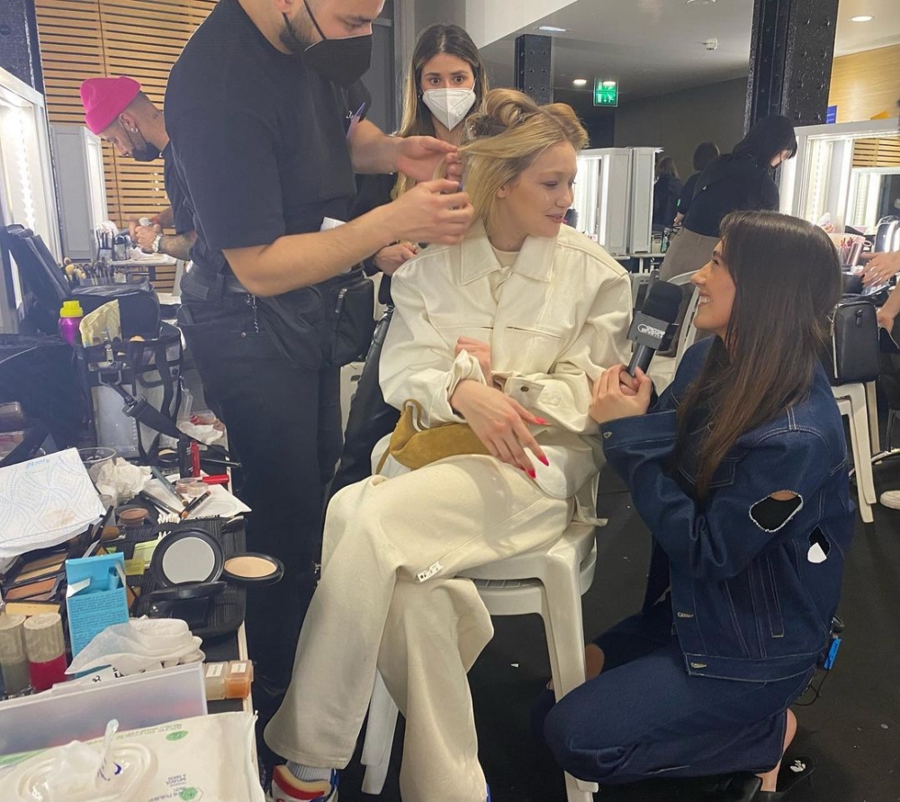 這次她在後台訪問Gigi Hadid。