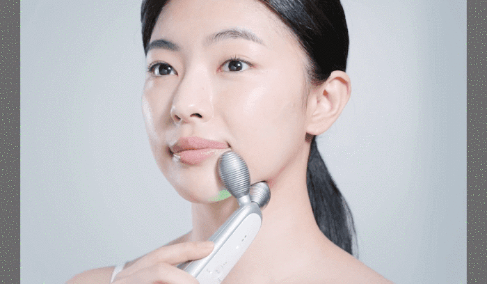 Age-R EMS緊緻美容儀透過中頻率EMS微電流,帶動臉部深層肌肉活動,刺激膠原蛋白增生。