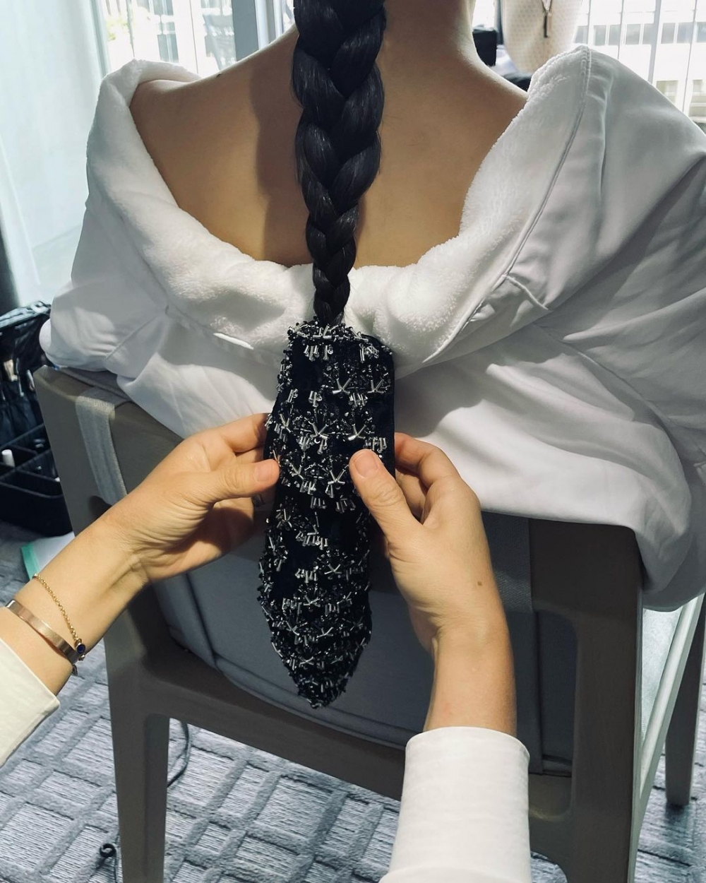 也讓她的造型中,更有自己的風格與文化。