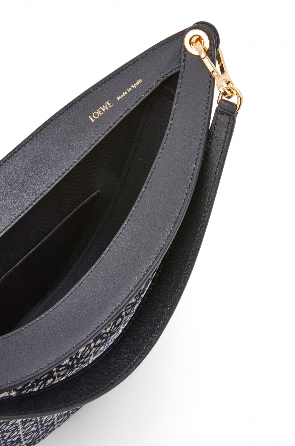 手袋兩側配有隱藏式的滑動孔眼。