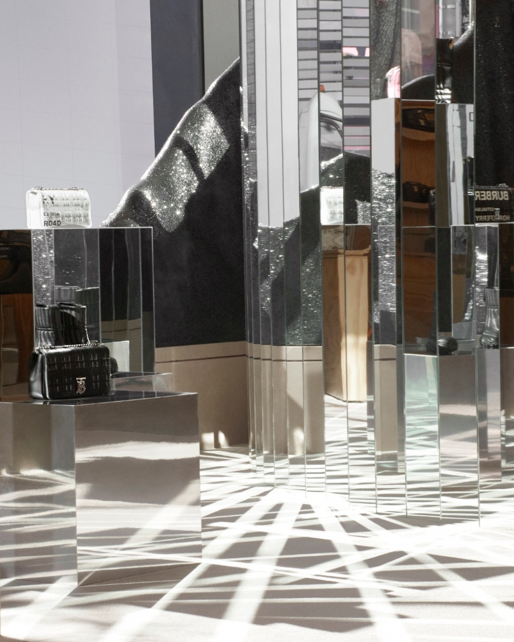 從多個角度捕捉，雕塑般的內部地形閃閃發光。