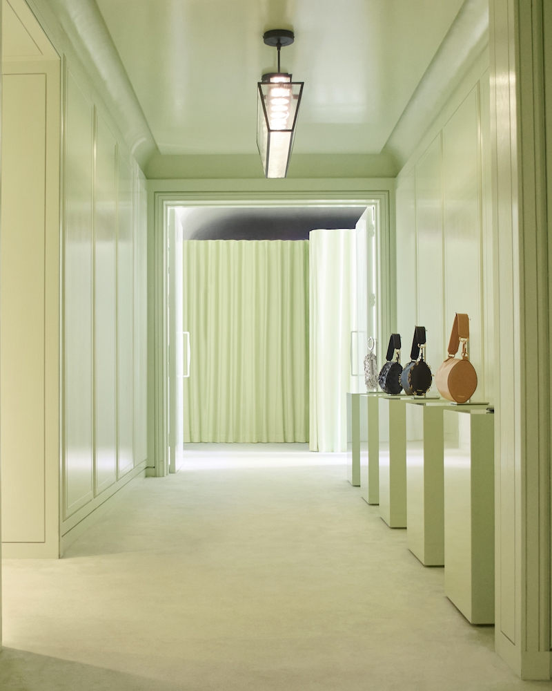 Riccardo Tisci的2022春夏世界，邀請各位進入一場奇幻之旅。