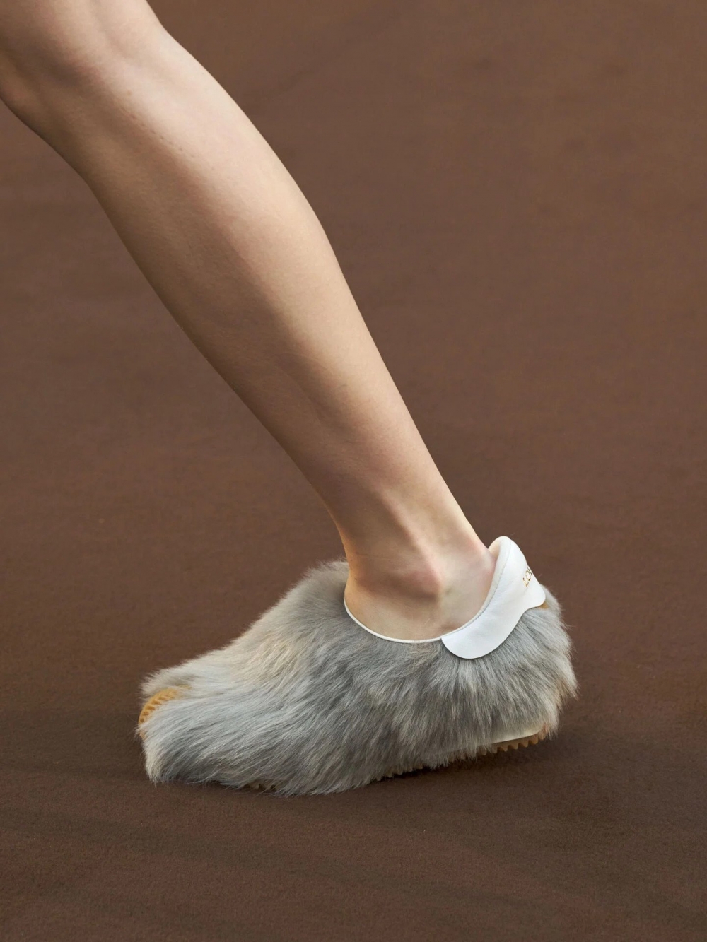 沾滿毛絨的平底鞋,後鞋面印上金屬的LOEWE Logo。