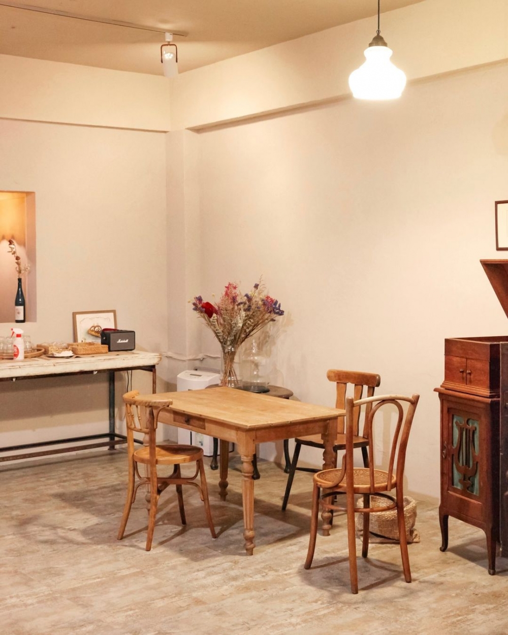 店內木製的桌椅也空間中的氛圍增添了不少韻味。