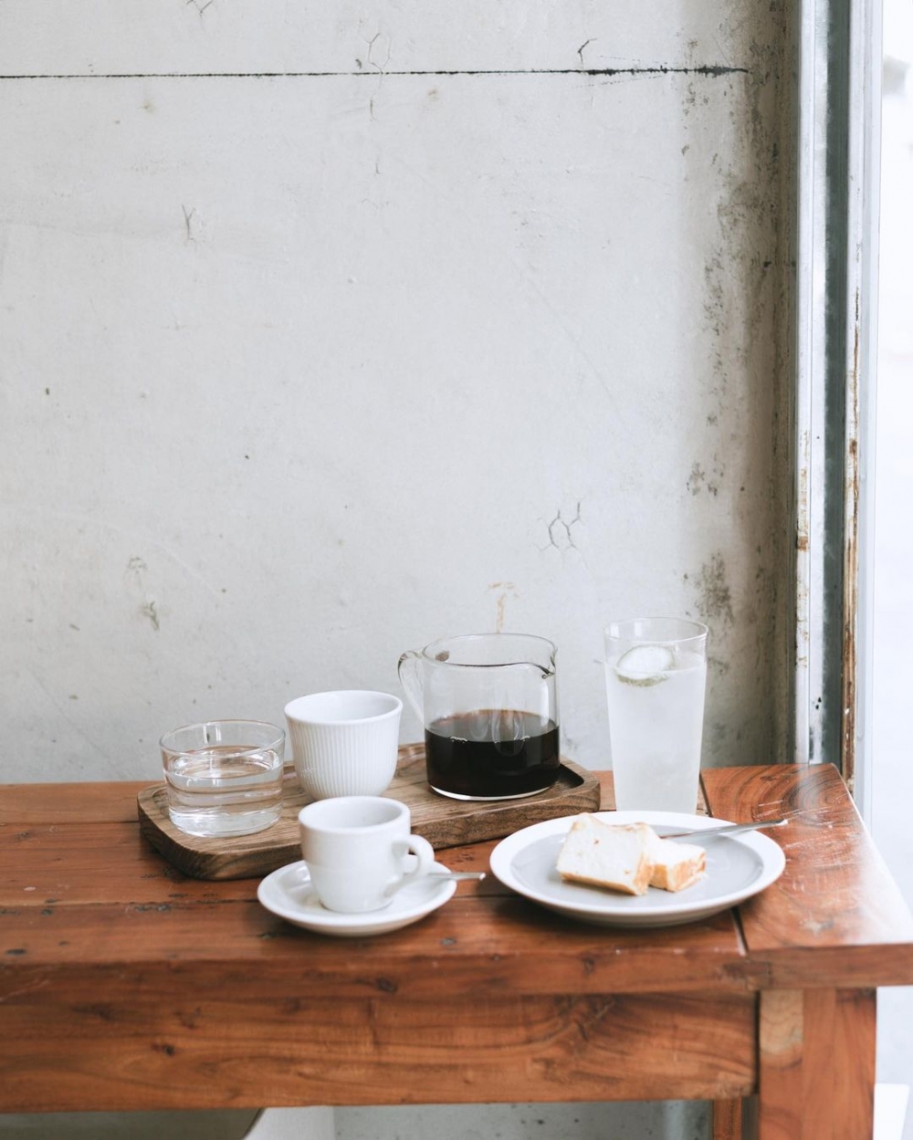 小小座位區擺放的樸質木頭椅子，營造樸質的氣息。