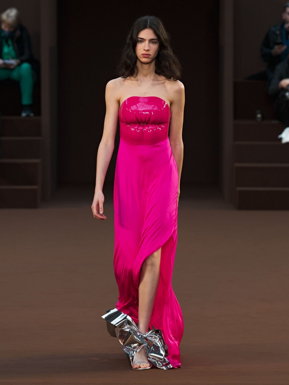 唇形變奏馬甲的輪廓。