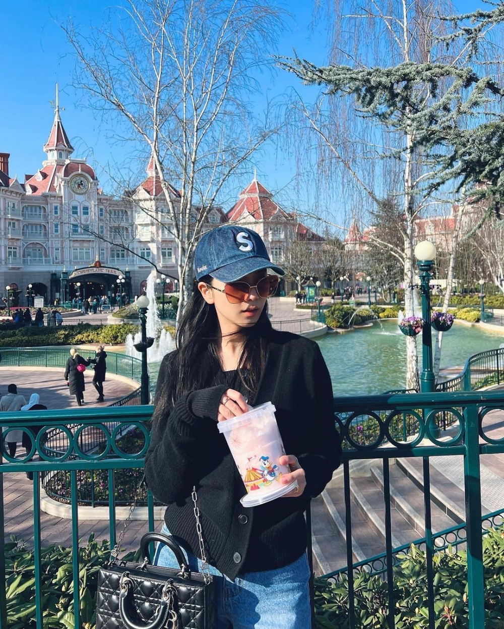 戴上棒球帽，為造型增添一些層次感。