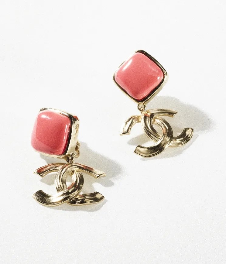 金屬的雙C設計,完美襯托出香奈兒經典的獨特魅力。