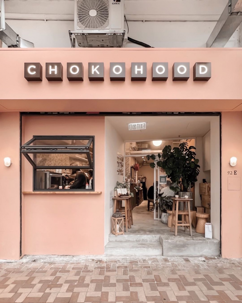 粉橘色的店面,為街頭帶來了療癒的氣息。