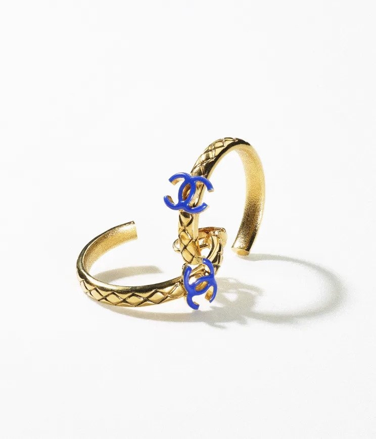 讓人怦然心動的菱格紋,精細的刻上於耳環。