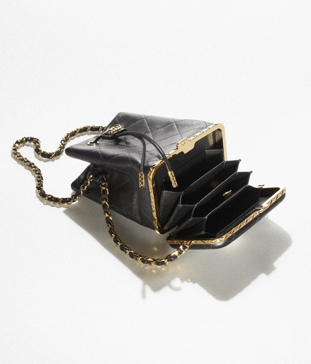 底部開合扣打開來,有隔層設計能作為銀包使用。