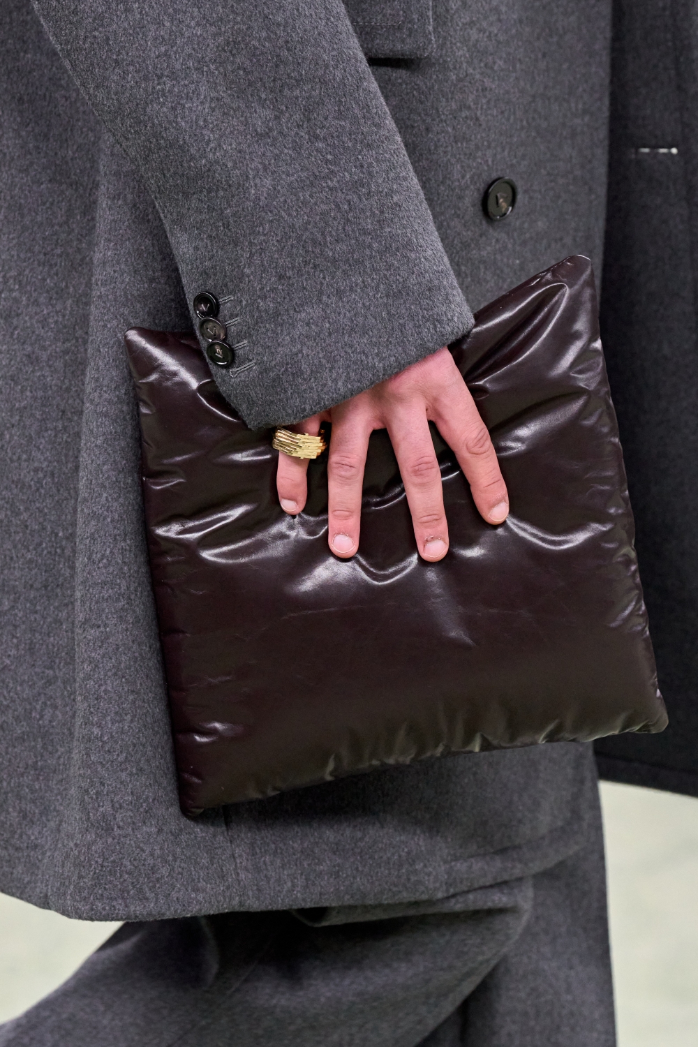 還有小尺寸的手拿包,也一次登場。