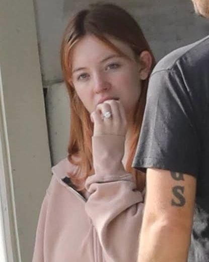 被捕捉到帶著鑽石戒指的Sydney Sweeney。