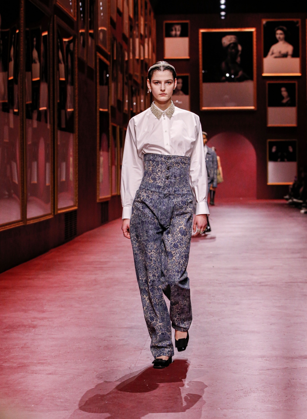 優雅、奢華，充滿女性能量的精神。