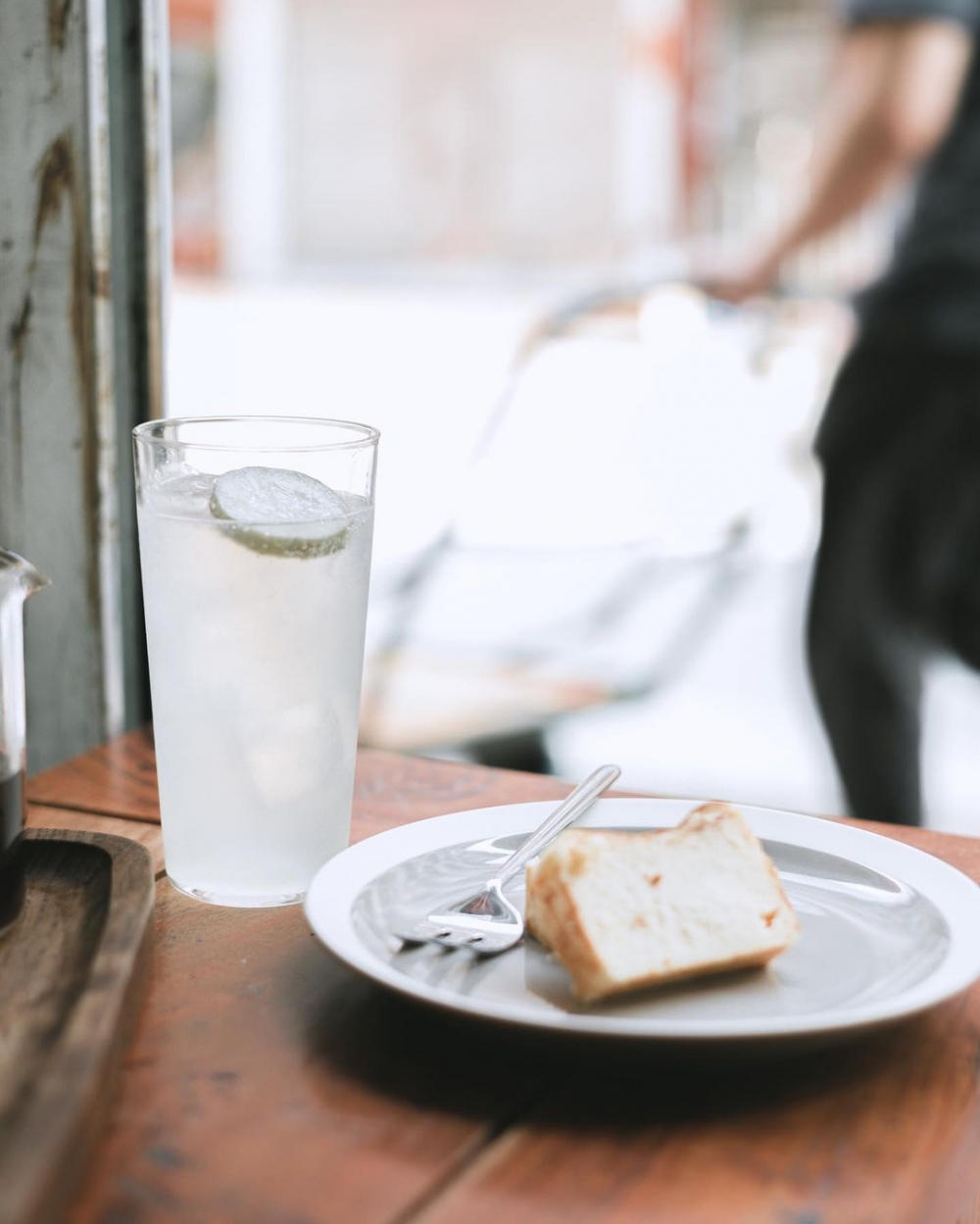 店家自製的巴斯克芝士蛋糕，質地輕盈。
