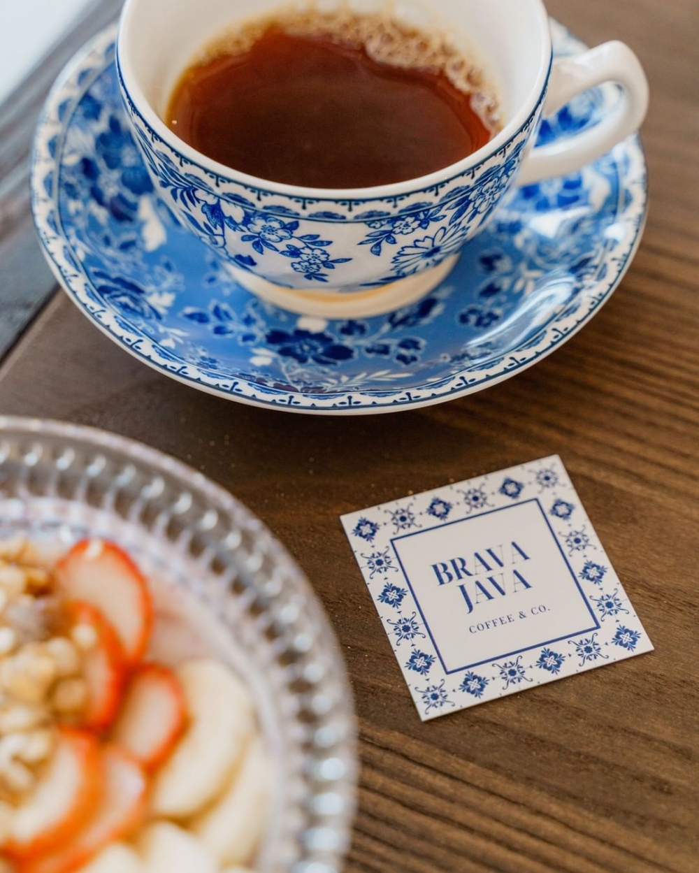 雕花的花紋刻在陶瓷上碗盤上,讓人愉悅享用食物。