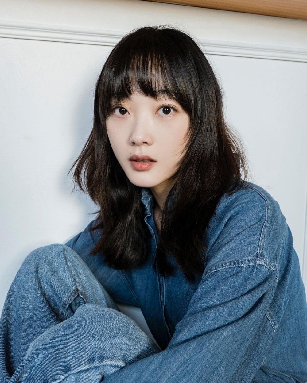 《殭屍校園》李瑜美的厭世臉與黑髮很相襯,有時尚感。