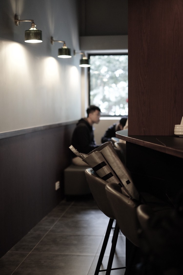 提供私人空間的靠牆椅、與店員交流的吧台座位等。