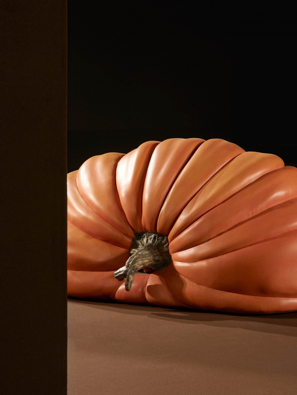 LOEWE 2022秋冬大秀與藝術家Anthea Hamilton攜手的超巨大柔軟皮革南瓜。