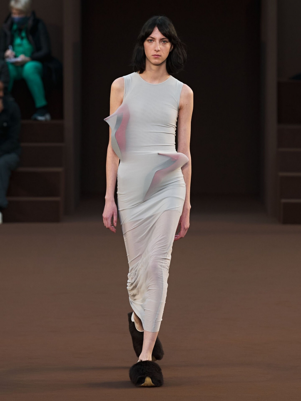 塞入高跟鞋的緊身衣。