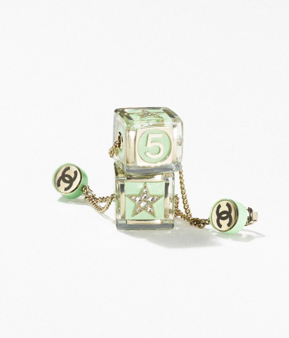 每一面賦予品牌不同的象徵元素。