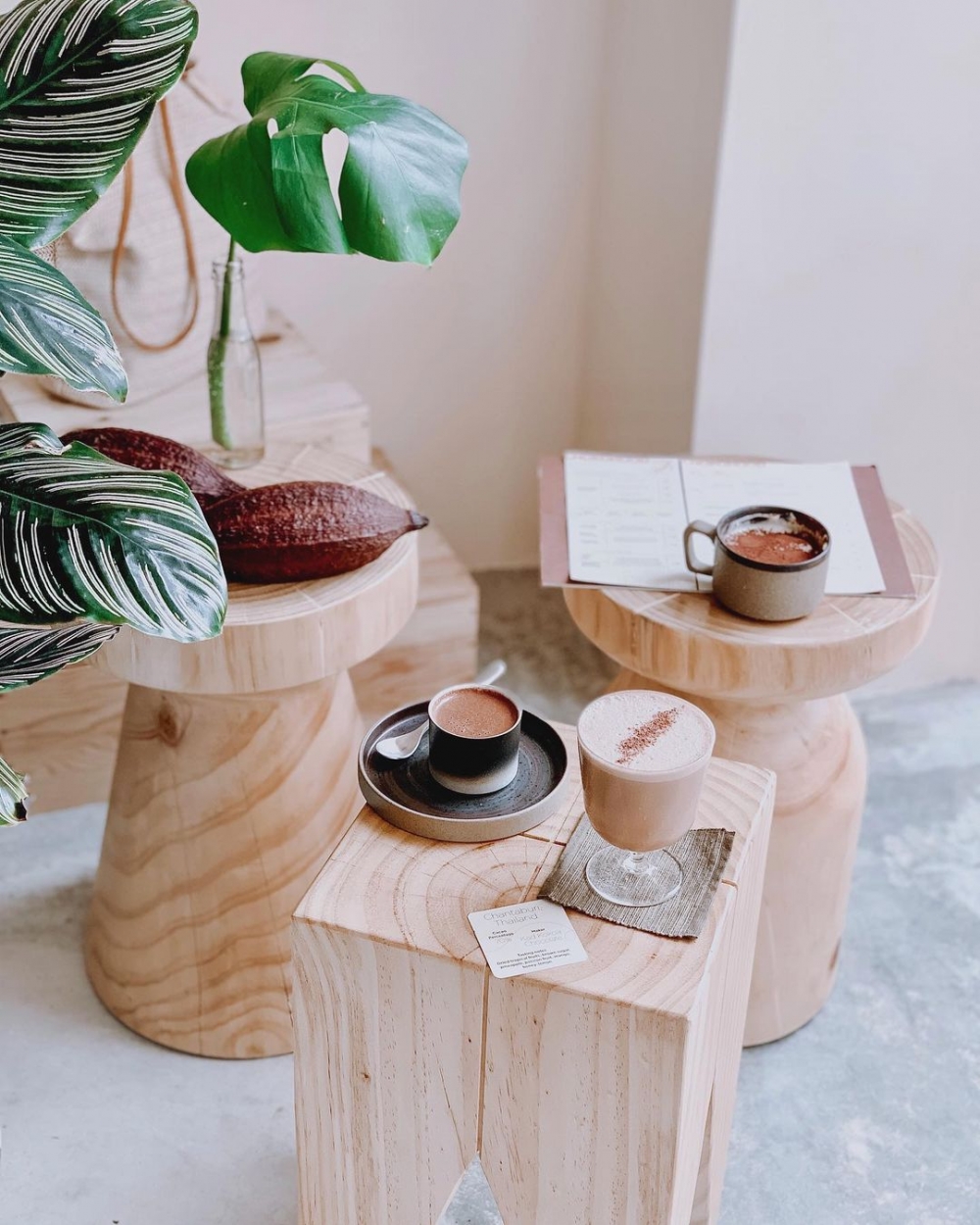 走入店面後,店內擺放著許多木質調的家具。