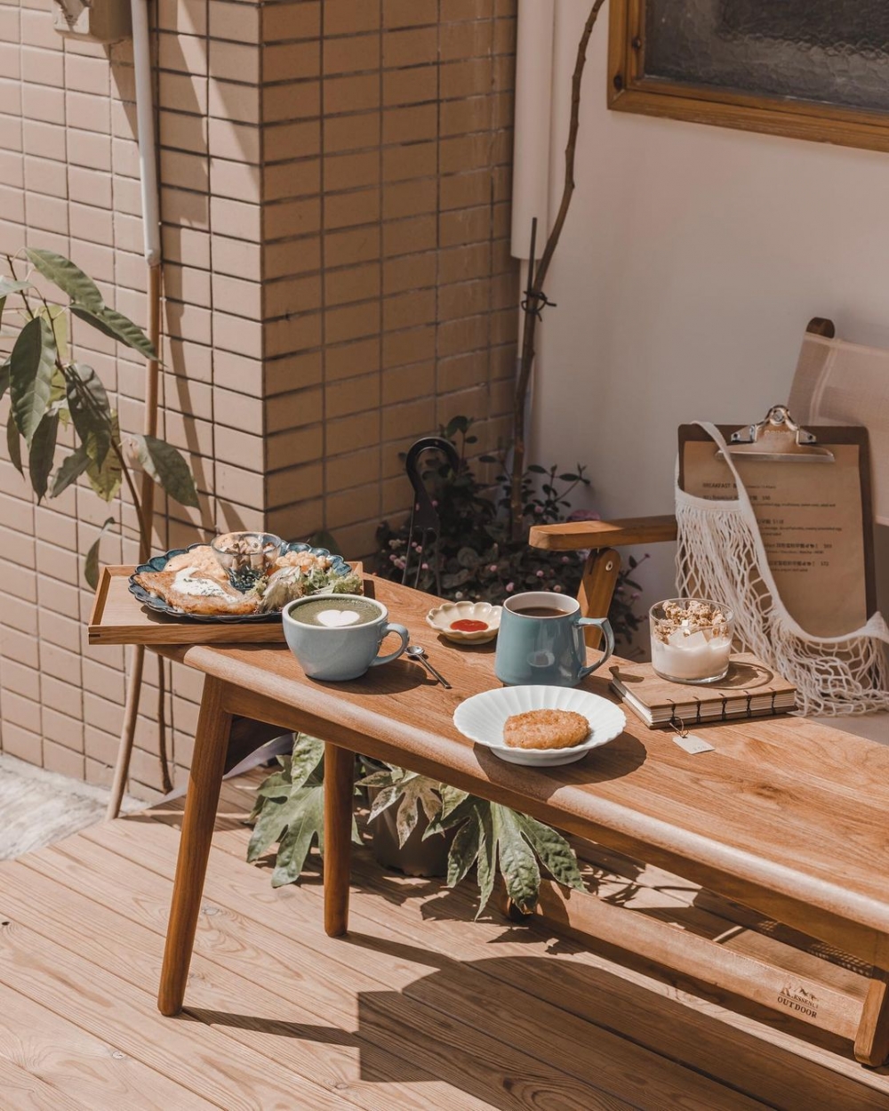 米九十室外空間,保有木頭長方椅座位區。