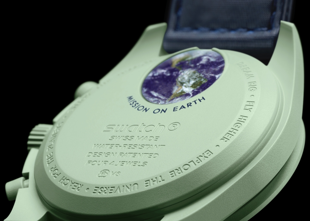 再進一步細看,也能看見刻有Mission on Earth的字樣。