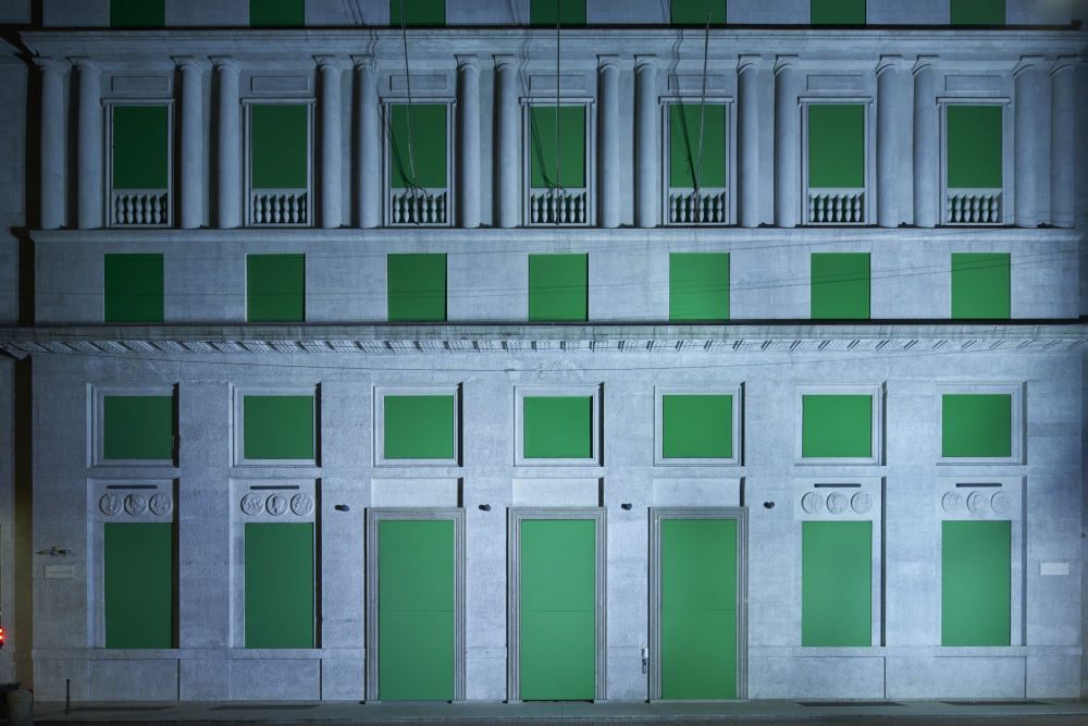 踏入被品牌標誌性的BV綠所包覆的秀場。