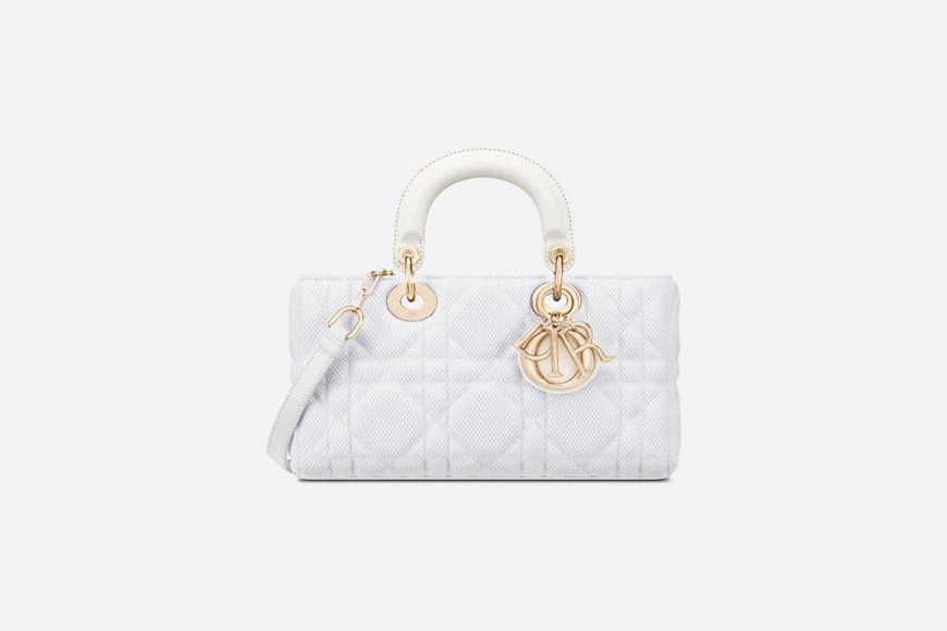 Jisoo也搭配了這一款熱門的手袋。