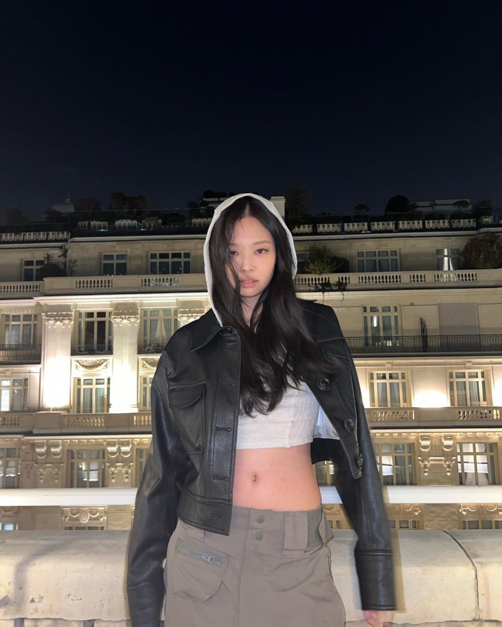 黑髮是「人間香奈兒」Jennie標誌髮色。