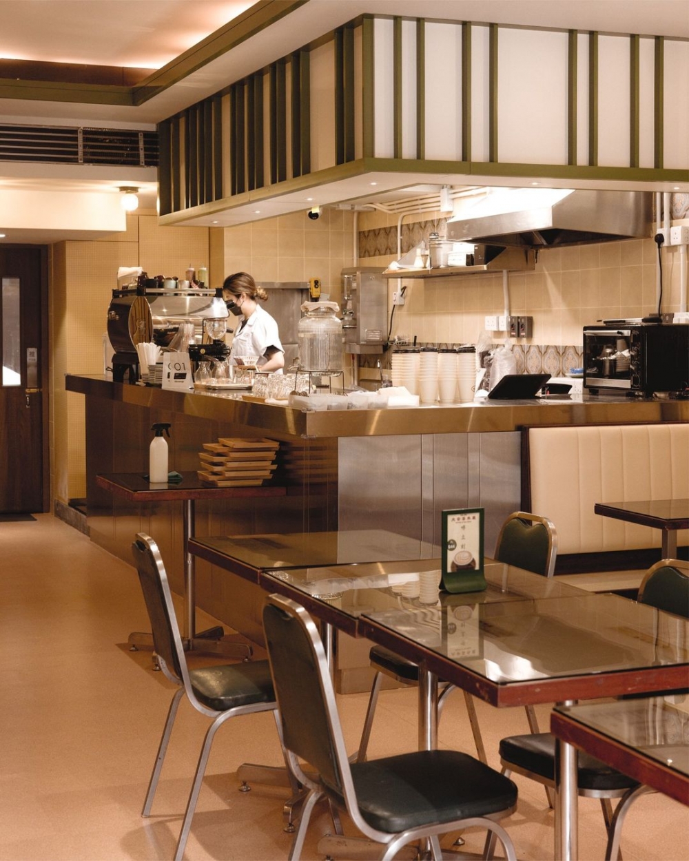 包圍整個空間的壁紙,並存樸質與華麗。