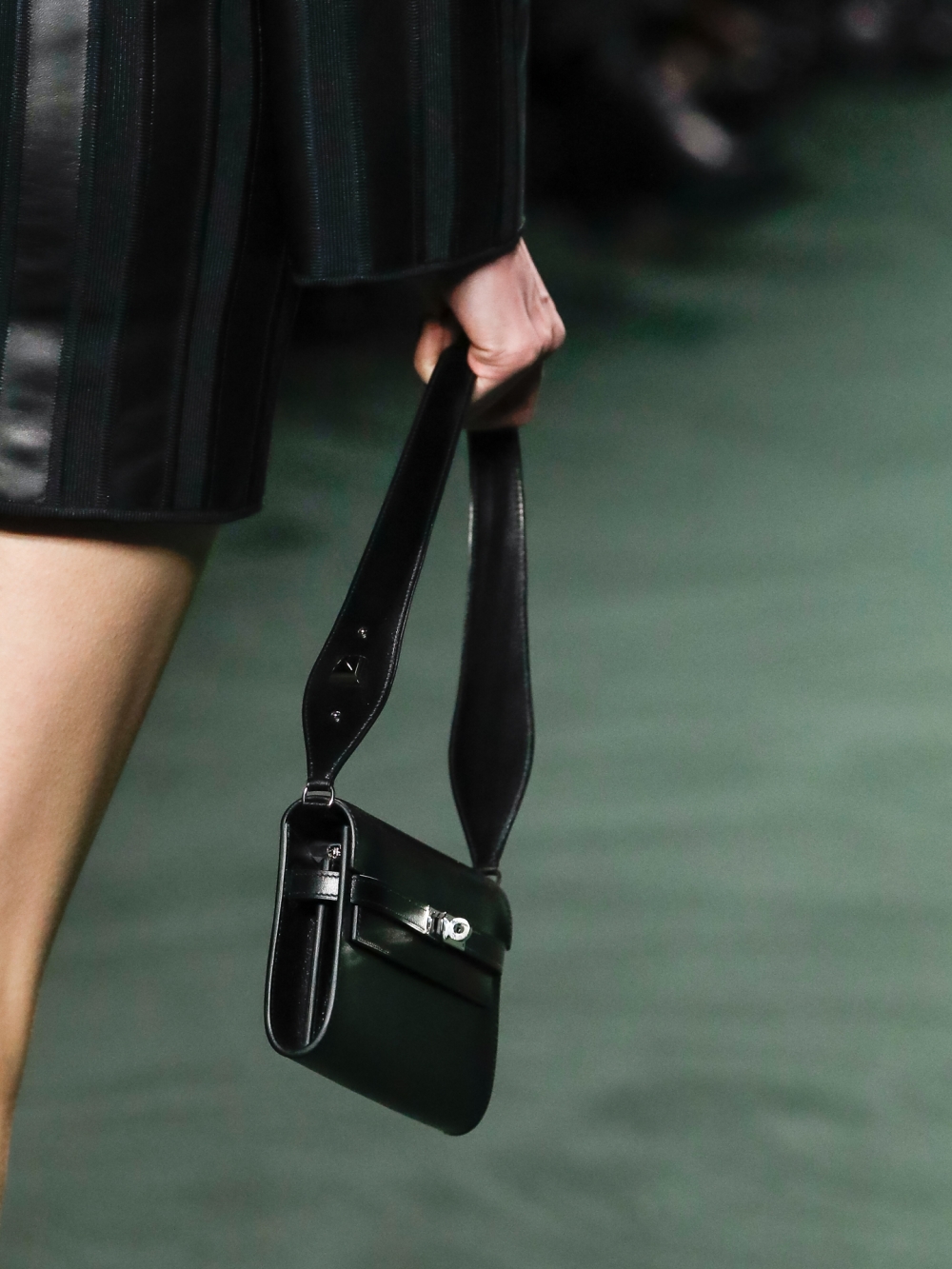 新版型格Kelly To Go,變身型格的腋下包。