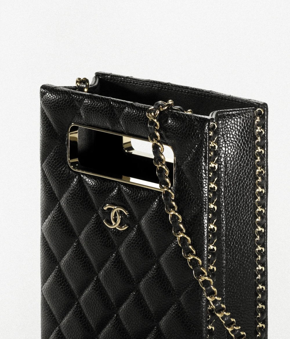 圍繞在袋身邊緣的鏈條,蘊含無數貴氣。