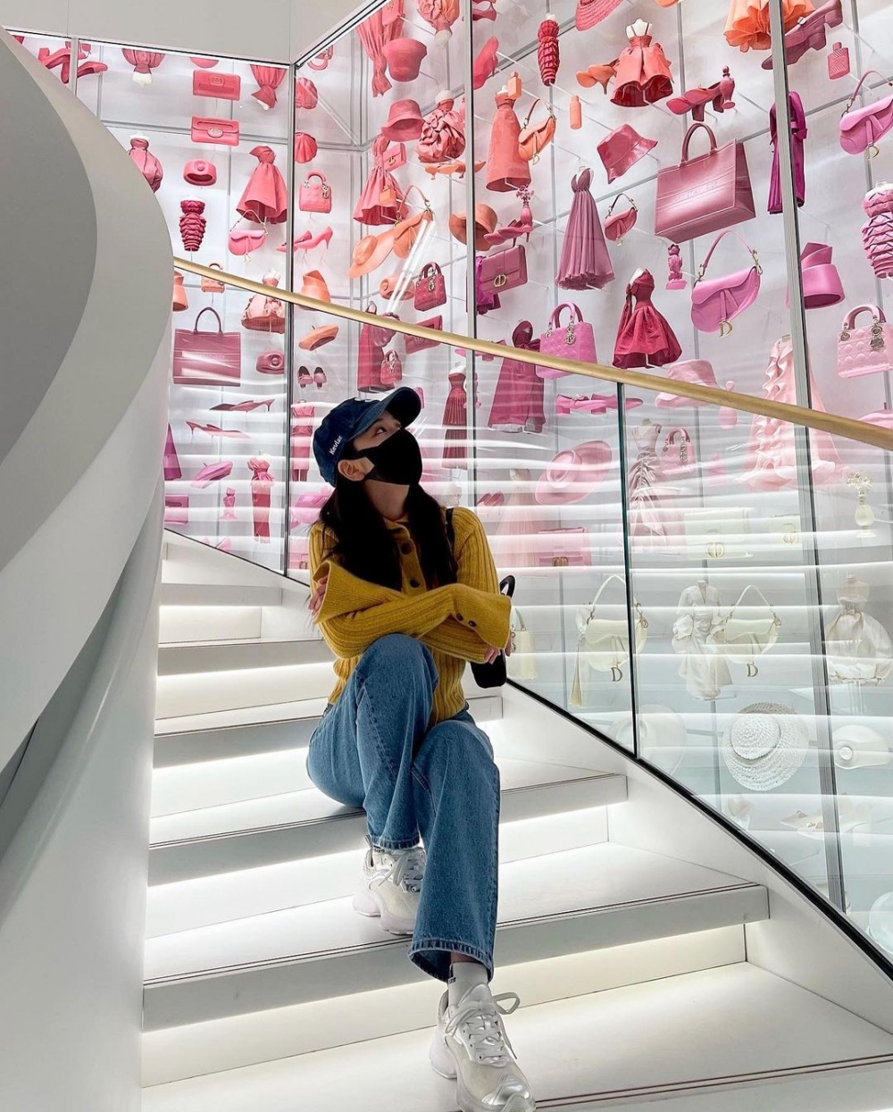 休閒中不失時髦的穿搭，丹寧褲依舊是你的時髦夥伴。