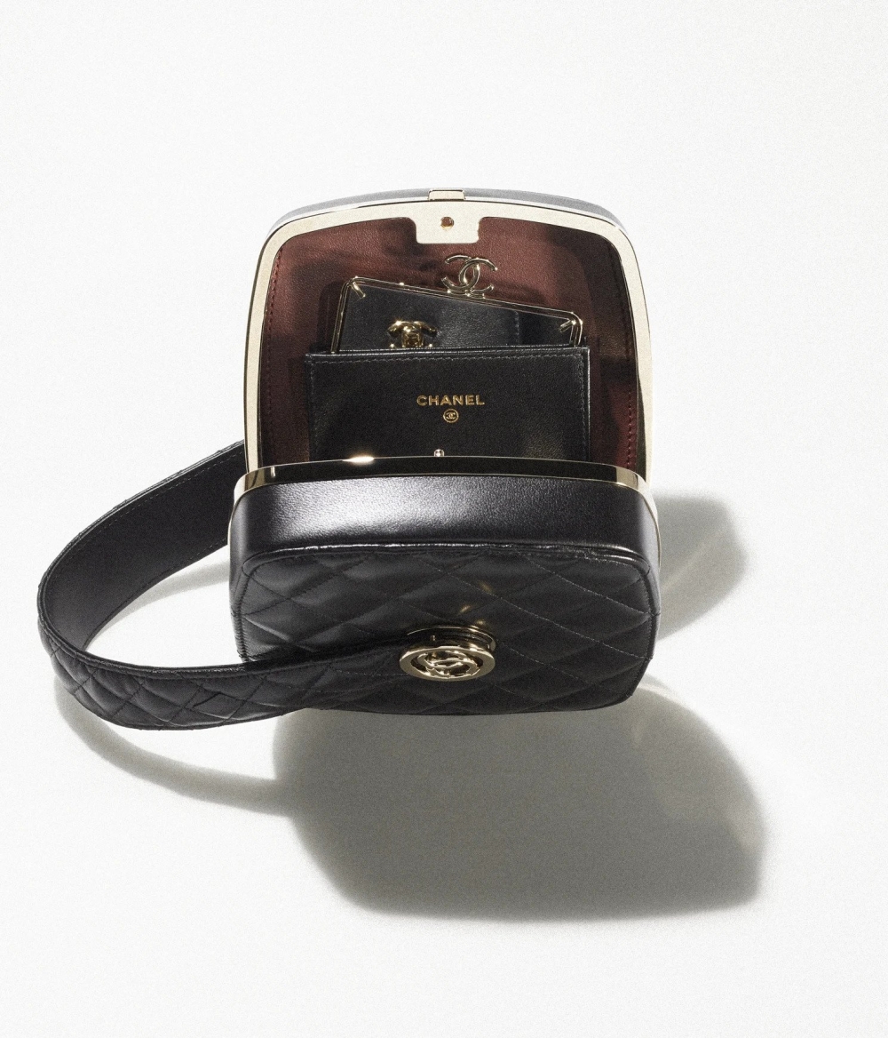 打開看內部,還有能裝入零錢的銀包形式小袋。