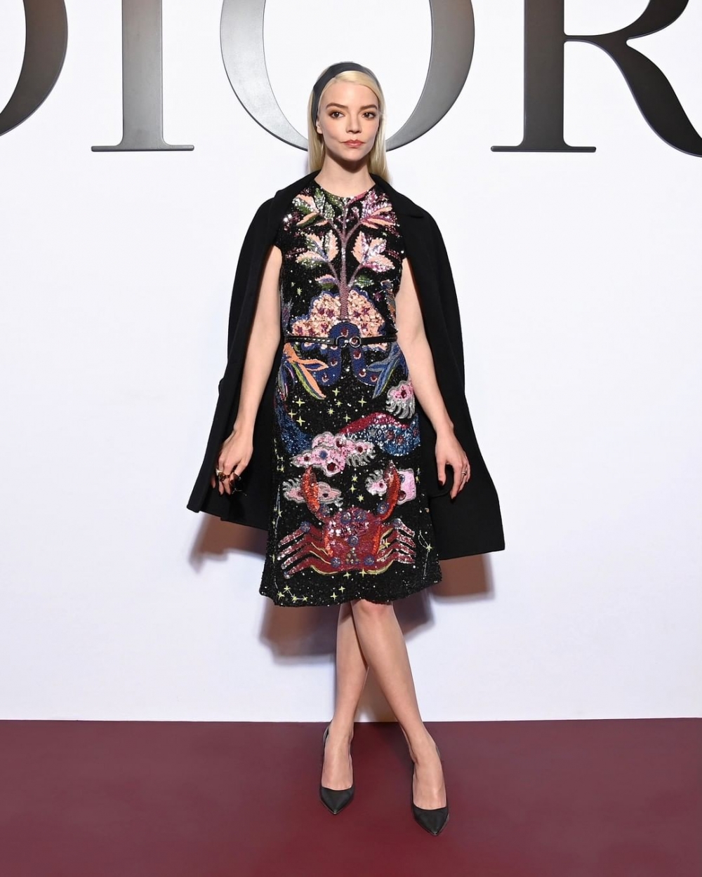 Anya Taylor-Joy一條黑色頭帶圍繞在典型金髮，呈現閃爍的復古感。