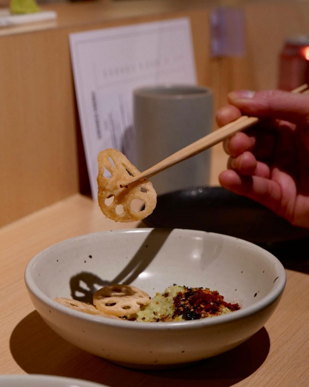 毛豆泥搭配蓮藕片,精緻的模樣很美味。