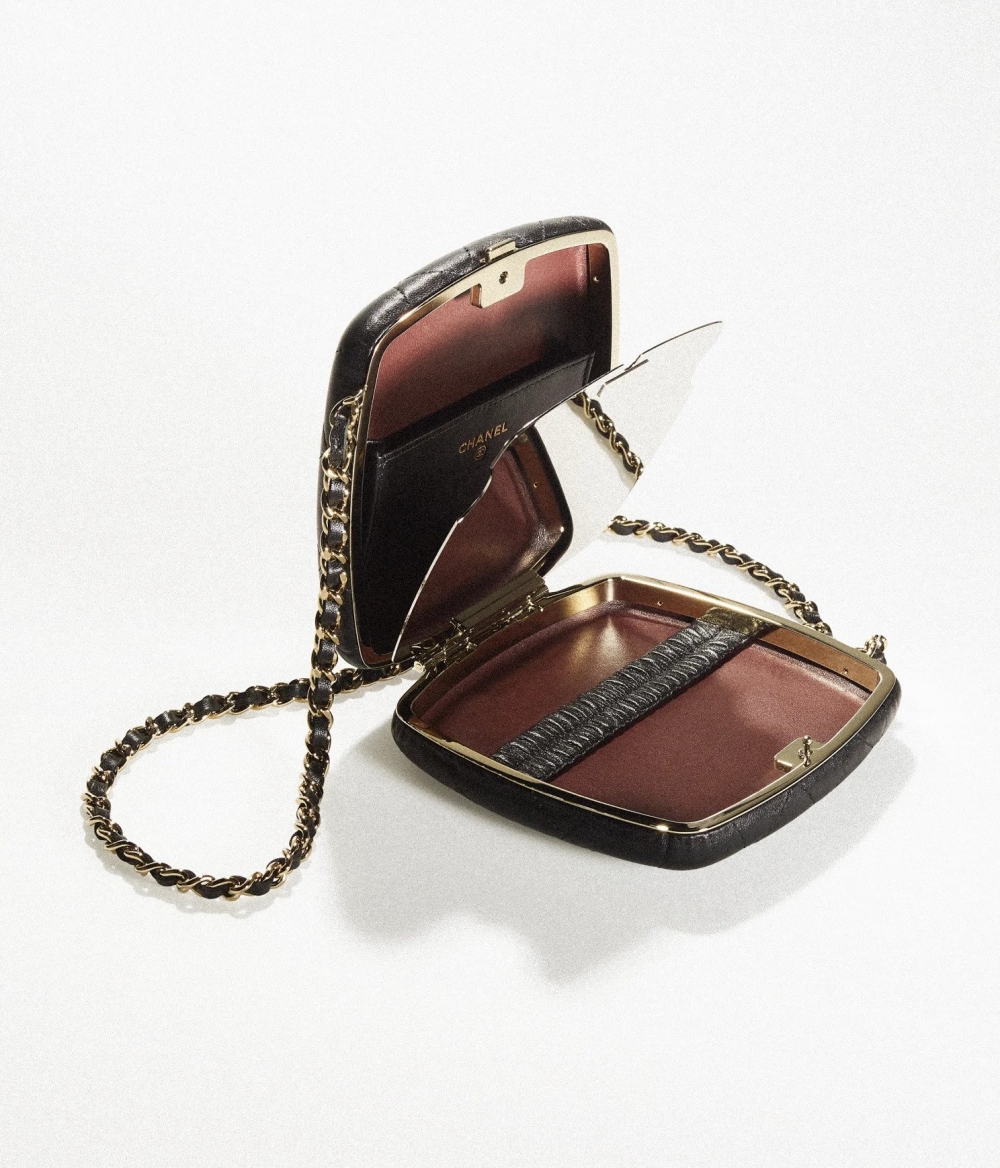 精細的菱格紋縫製,金屬鏈條展現的高級感。