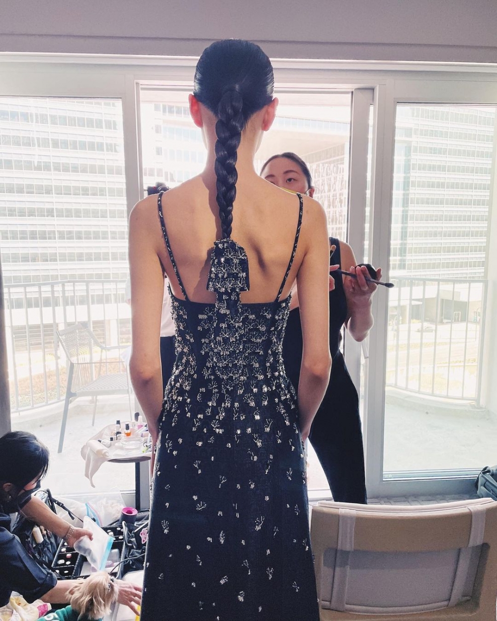 在這次的造型之中,連辮子上的髮飾都有巧思。