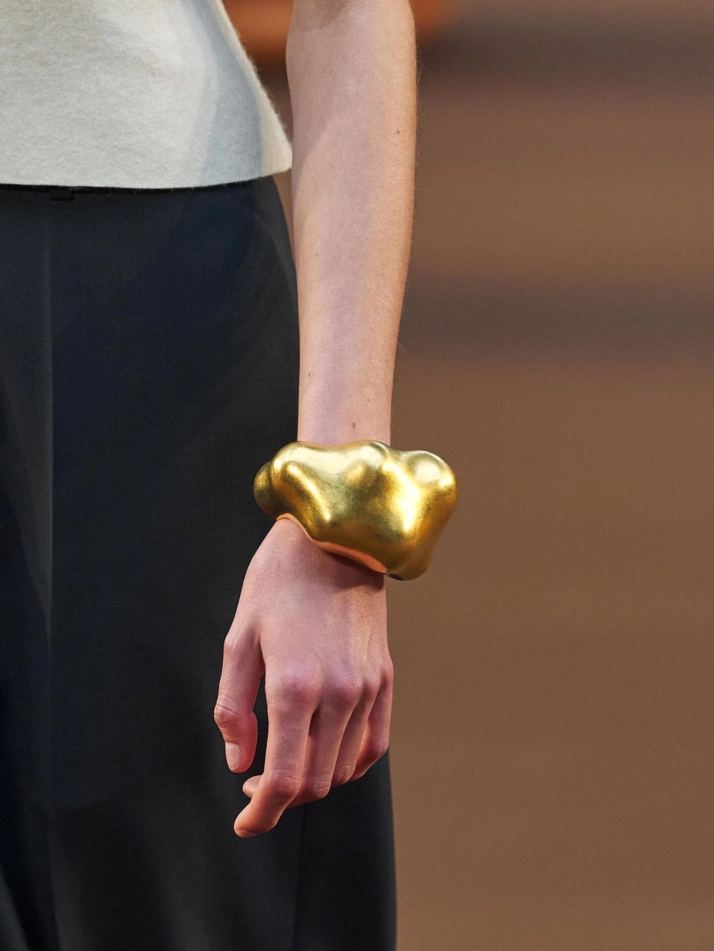 飾品剛柔、刺激視覺般的輪廓令人留下深刻印象。