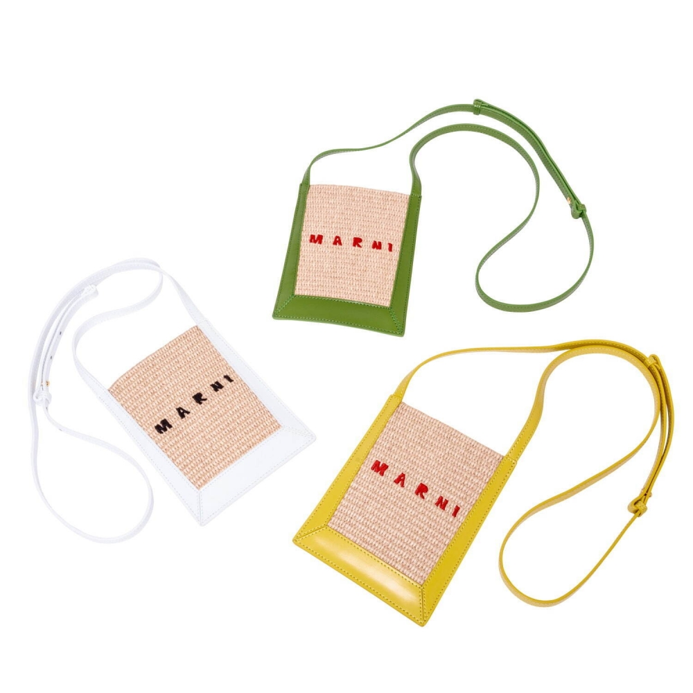 編織手機包賦予一條揹帶。