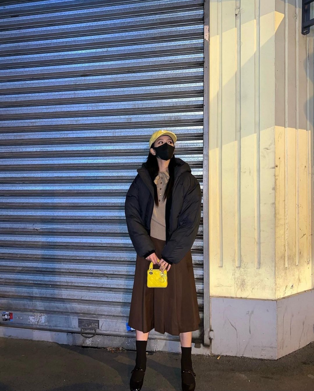 展現了日常的街頭穿搭，是平日裡能參考的穿法。