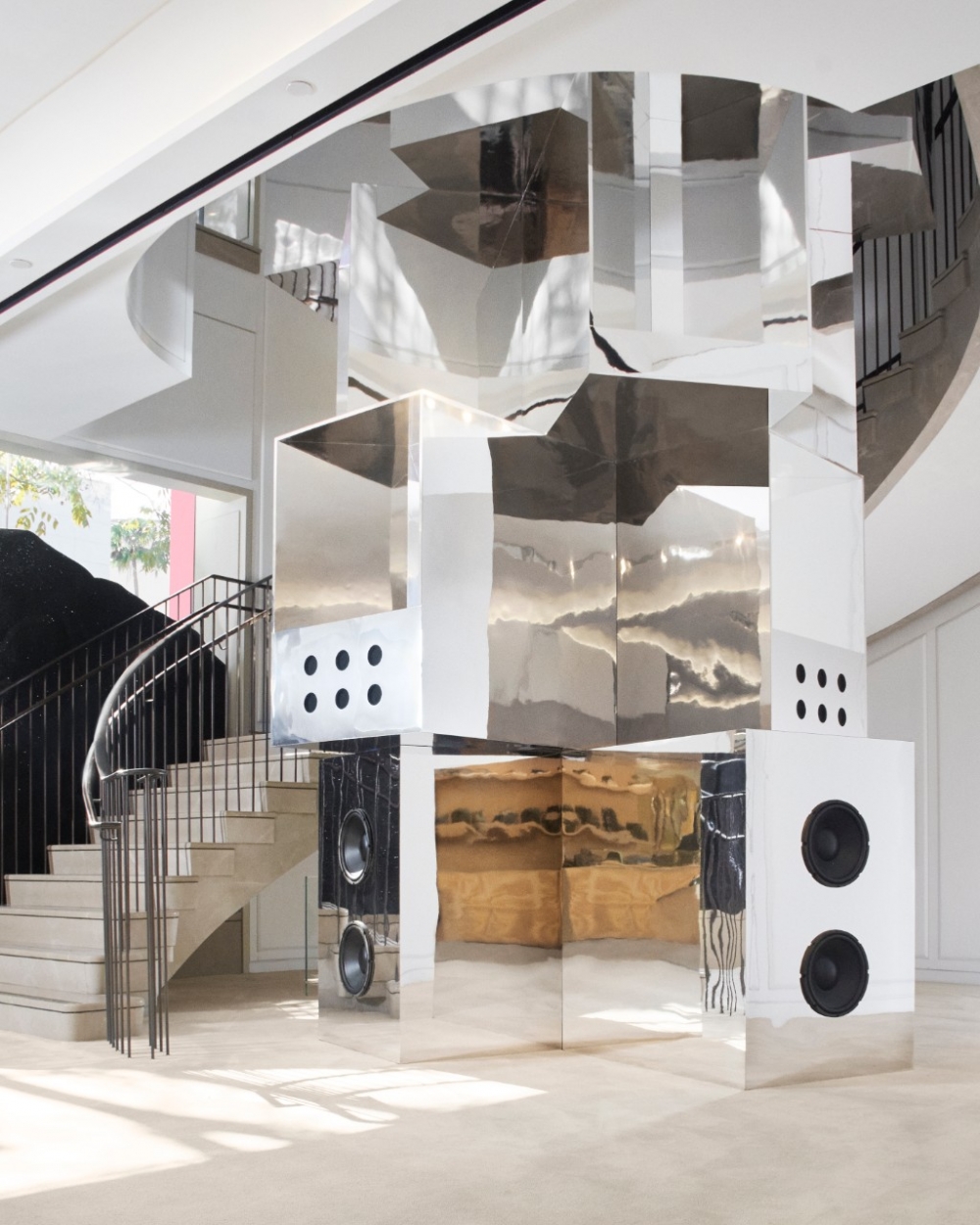 繚繞在耳邊的音頻，正是Riccardo Tisci對Animal Instinct系列的願景。