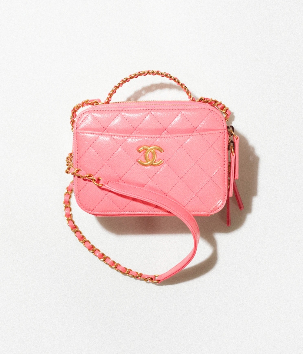 雙拉鍊的設計，讓這款手袋多了幾分儀式感。